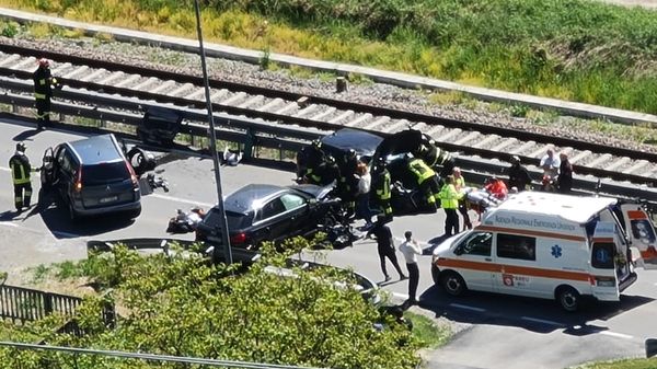 Scontro fra tre auto Grave donna di 72 anni rimasta incastrata