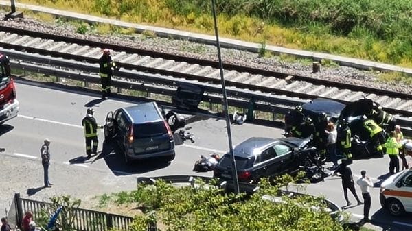 Scontro fra tre auto sulla statale 38 Grave la conducente di 72 anni