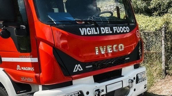 Auto in fiamme Il conducente accosta e resta illeso