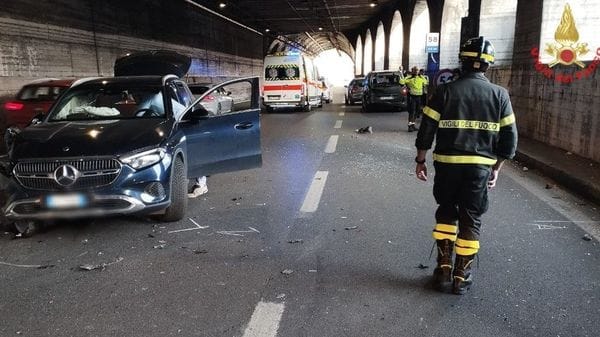Incidente di tre veicoli nella galleria Caos in Super per il rientro dal ponte