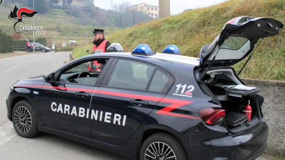 Lite tra fidanzati a Dolzago, lei lo accoltella 