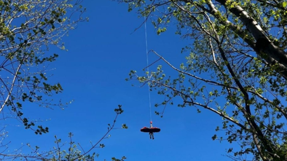 Vendrogno, trattore si ribalta in zona impervia: 79enne soccorso con l’elicottero