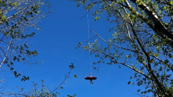 Vendrogno, trattore si ribalta in zona impervia: 79enne soccorso con l’elicottero