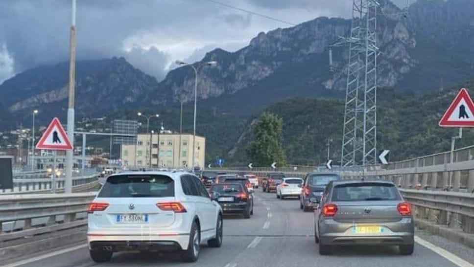 Camion contromano sulla rampa Lecco-Ballabio della SS 36: scontro frontale