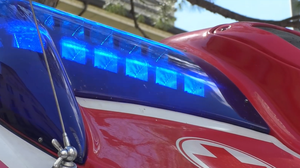 Aggressione a sassate in strada a Sondrio: ferita una donna di 54 anni