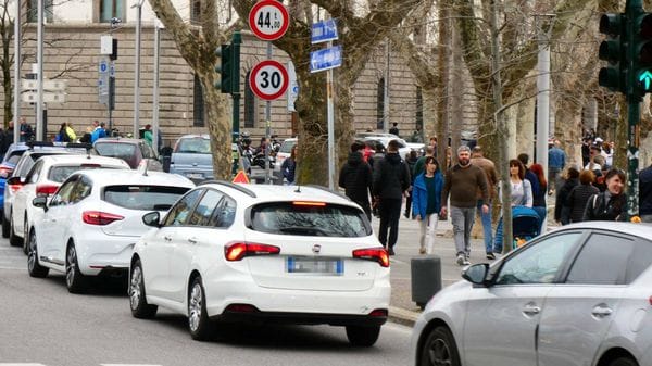 Parcheggi sul lungolago di Lecco: «Silos al Serpentino con prezzi moderati»