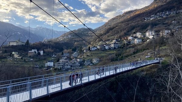 Sondrio, la passerella sulle Cassandre piace: quasi 95mila passaggi
