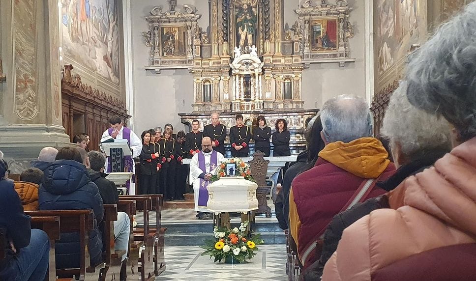 Caspoggio in lutto: folla commossa ai funerali del sindaco Arif Negrini