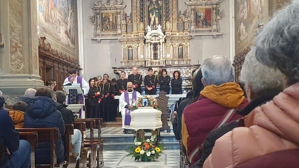 Caspoggio in lutto: folla commossa ai funerali del sindaco Arif Negrini