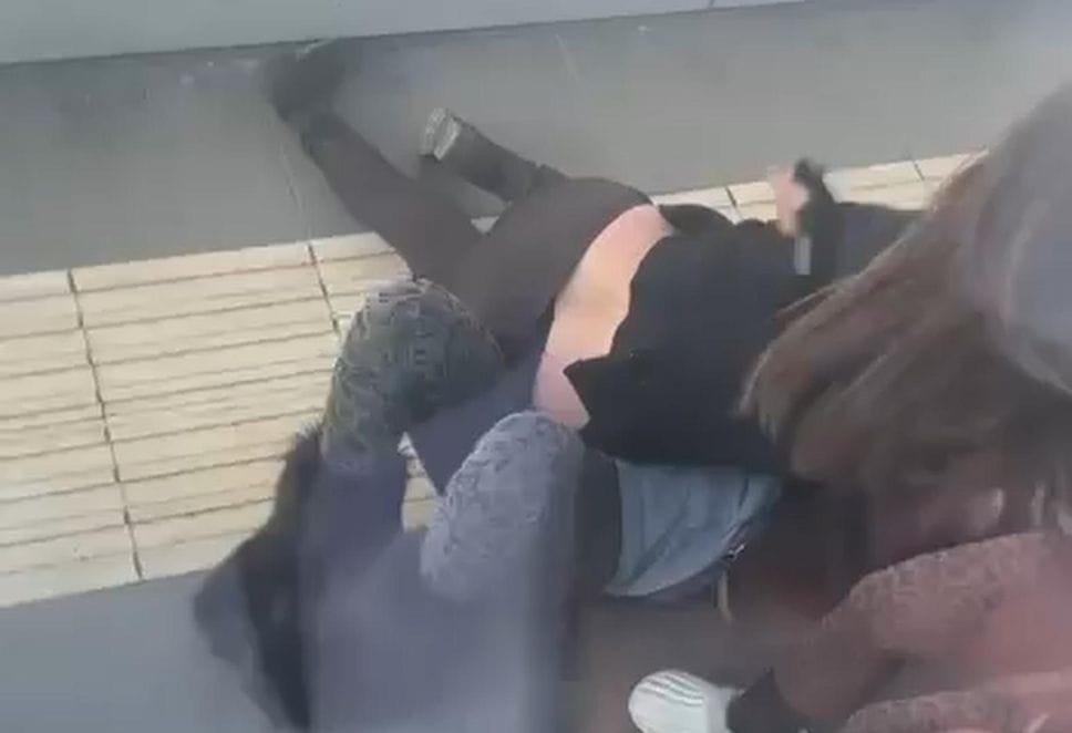 Donna accoltellata in stazione a Oggiono: polemiche sulla sicurezza