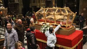 Venerdì Santo, il grande silenzio: «Crocifisso per salvare il mondo»