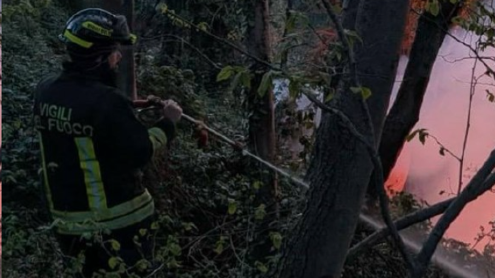 Incendio boschivo a Lovero, fiamme sotto controllo: in corso la bonifica