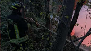 Incendio boschivo a Lovero, fiamme sotto controllo: in corso la bonifica
