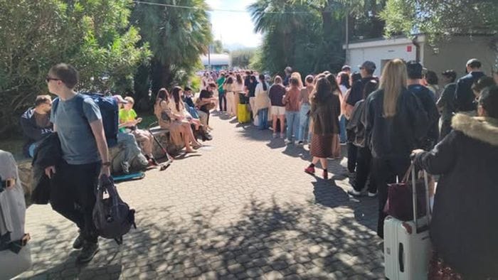 Lago, assalto dei turisti a Pasqua. Coda interminabile per il traghetto a Varenna