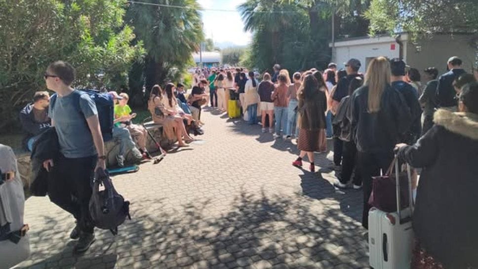 Lago, assalto dei turisti a Pasqua. Coda interminabile per il traghetto a Varenna