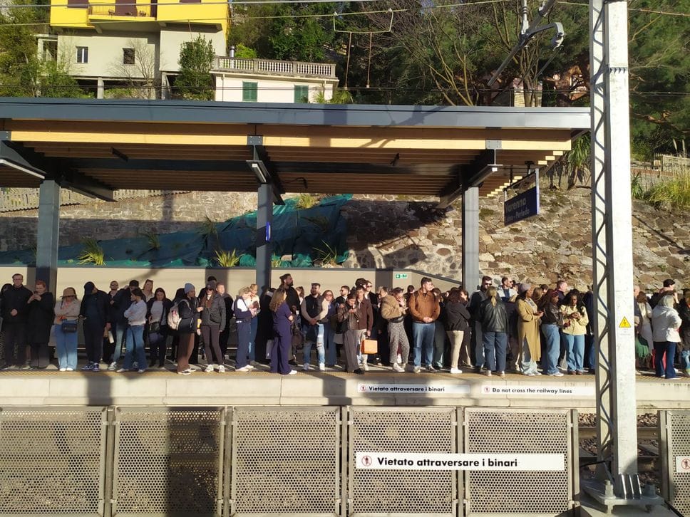 Varenna al collasso: traffico, spiagge affollate e residenti esasperati