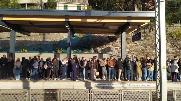 Varenna al collasso: traffico, spiagge affollate e residenti esasperati