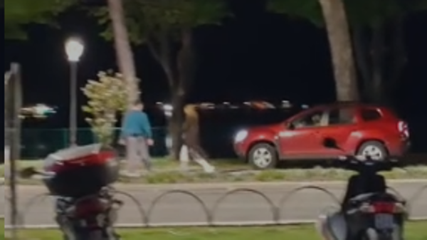 Auto percorre la nuova ciclopedonale del lungolago di Lecco