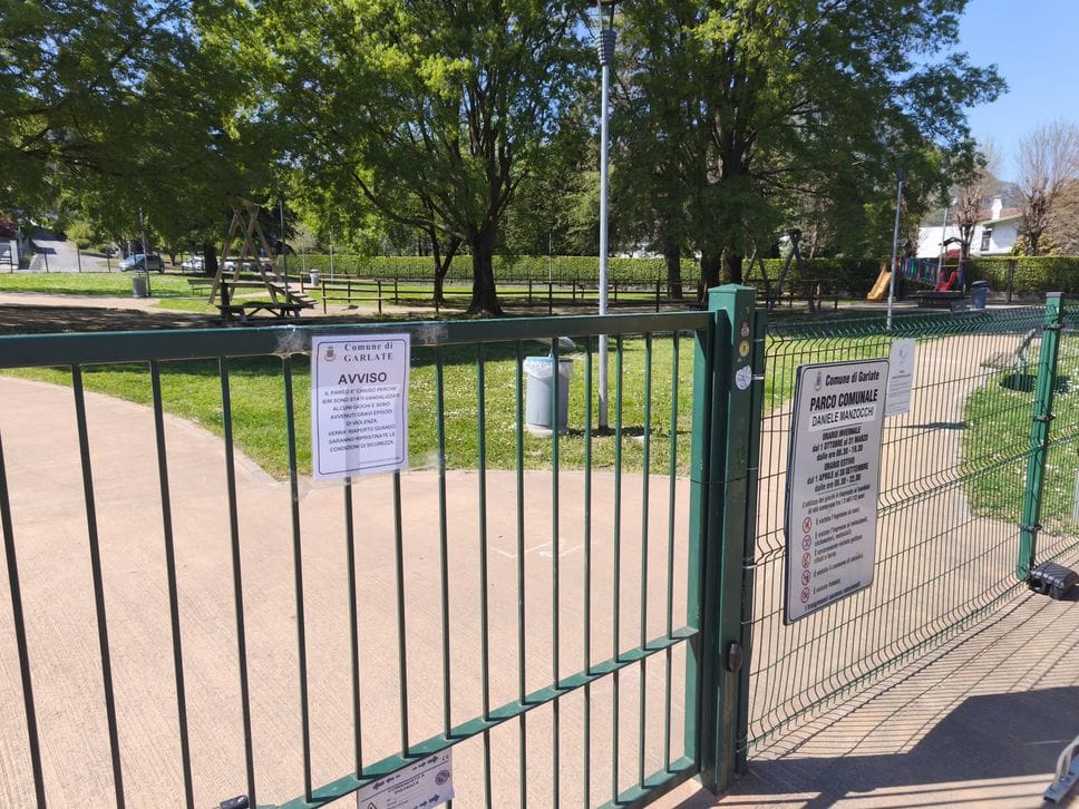 Garlate, baby gang devasta il parco: minacce e vandalismi