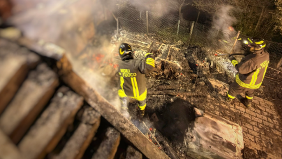 Sopracornola, casotto in fiamme: intervento dei vigili del fuoco