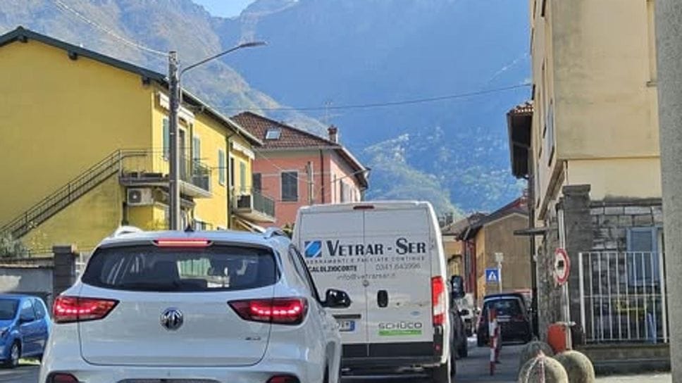 Traffico in tilt tra Mandello e Lecco: code chilometriche sulla Sp72