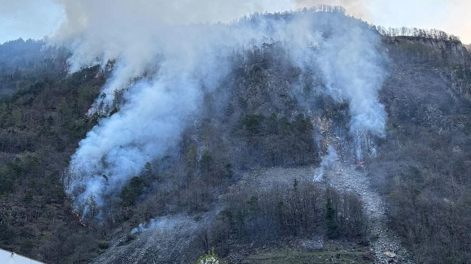 Incendio vicino ai binari, stop al Trenino Rosso del Bernina