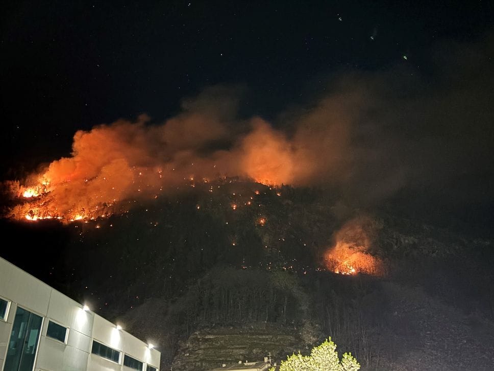 Incendio vicino ai binari, stop al Trenino Rosso del Bernina