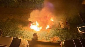 Tirano, auto in fiamme: ipotesi gesto doloso. «Contrasti tra vicini di casa»