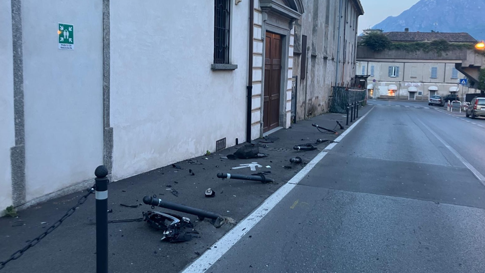 Auto fuori controllo davanti al cinema Aquilone di Lecco, divelti i dissuasori