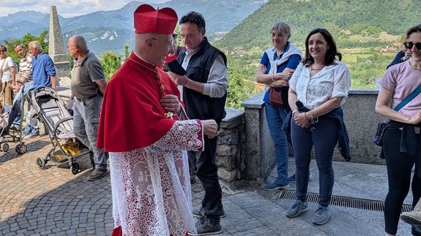 Imbersago, Bagnasco alla Madonna del Bosco: «Nel silenzio abita la presenza di Dio»