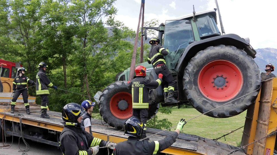 Caiolo: trattore si ribalta, illeso il conducente