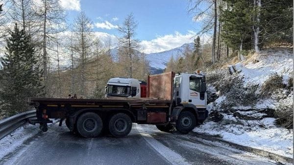 Ghiaccio, due mezzi pesanti si scontrano sulla 301 del Foscagno
