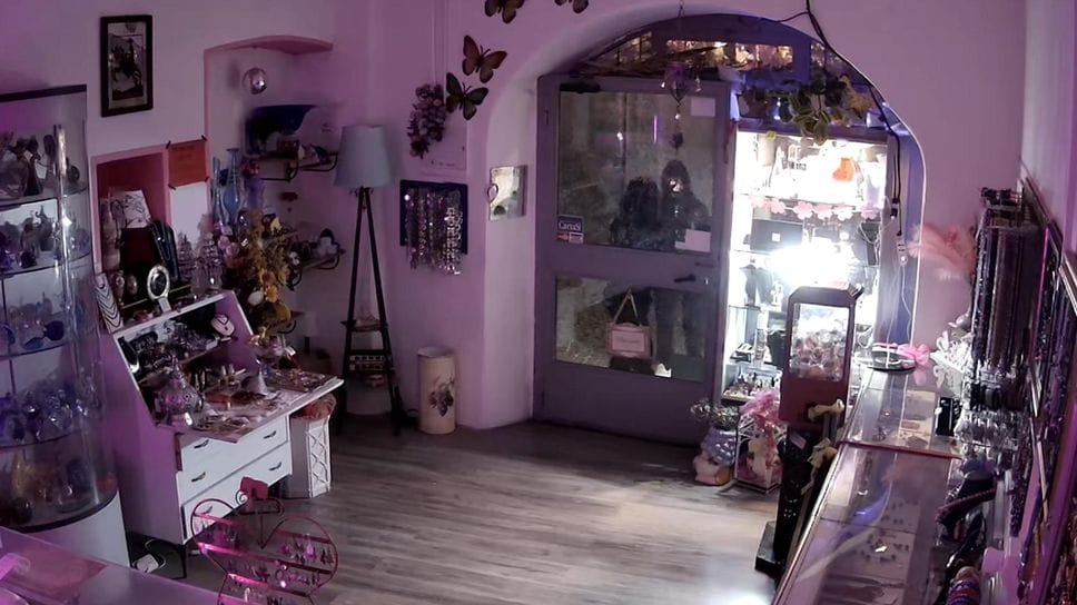 Morbegno: indagini sui vandalismi, le telecamere riprendono due ragazze 