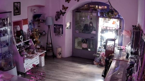 Morbegno: indagini sui vandalismi, le telecamere riprendono due ragazze 