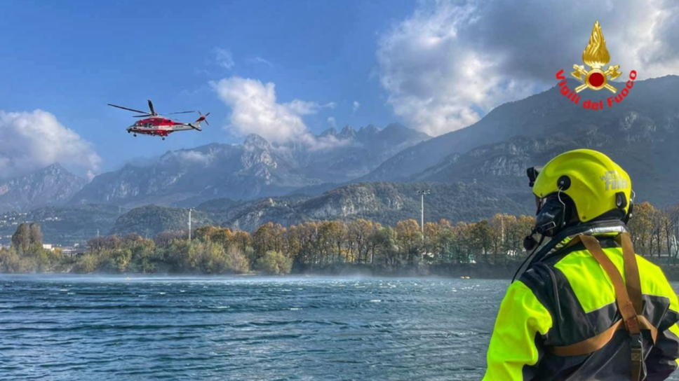 Surfista in difficoltà ad Abbadia: salvato dai vigili del fuoco