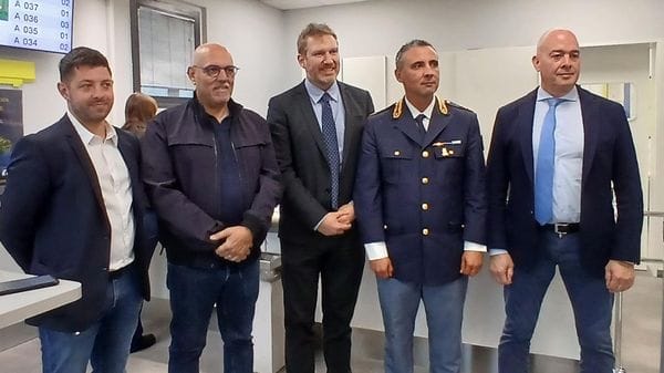 Passaporti alle poste, taglio del nastro a Cosio