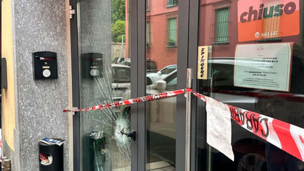 Furto al ristorante “Suru” di Pescarenico: devastate le vetrine, rubata la cassa