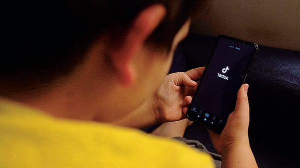 Adolescenti e disagio: «L’abuso del cellulare altera sonno e relazioni»