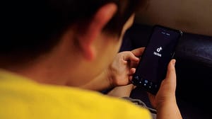 Adolescenti e disagio: «L’abuso del cellulare altera sonno e relazioni»