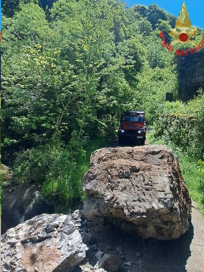 Erve: masso cade sulla strada per le pozze, intervengono i vigili del fuoco