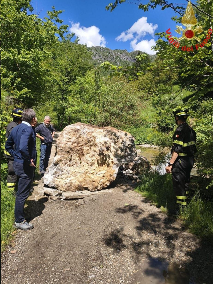 Erve: masso cade sulla strada per le pozze, intervengono i vigili del fuoco
