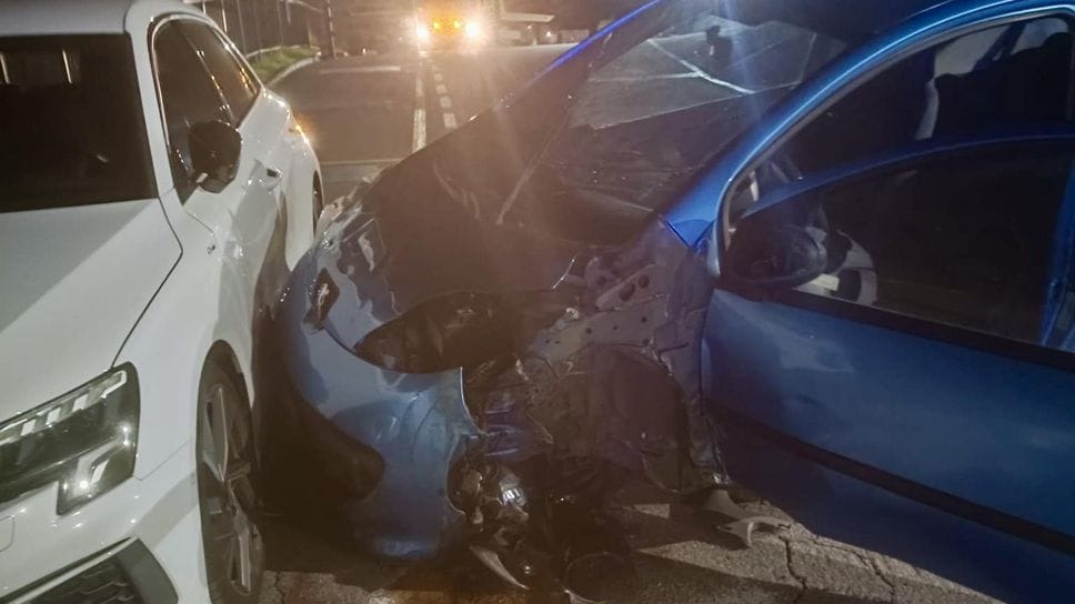 Auto sfonda la sbarra e finisce nel cortile di un’azienda: due ferite