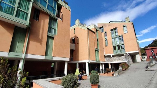 «Fate silenzio». E il branco la massacra