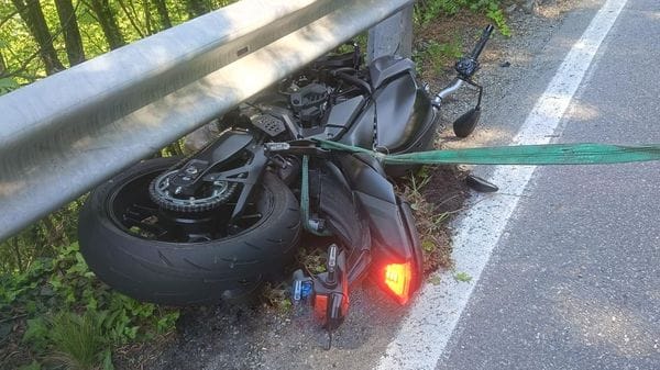 Cade in moto sulla statale 39 per Aprica, grave 23enne