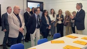 Attilio Fontana visita l’ex scuola di Rossino: sarà un centro per l’housing sociale