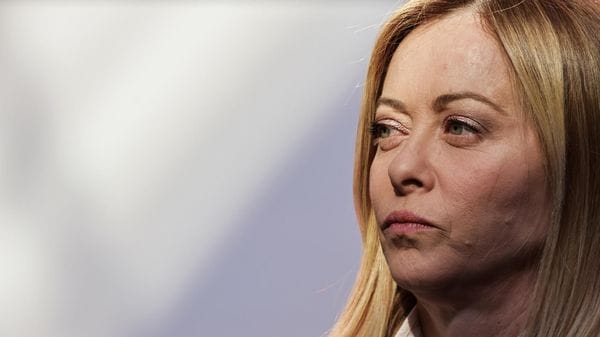 La premier Meloni condanna il commento su Schlein: «Parole inaccettabili, giusto sospendere Debora Piazza»