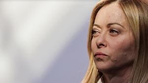 La premier Meloni condanna il commento su Schlein: «Parole inaccettabili, giusto sospendere Debora Piazza»