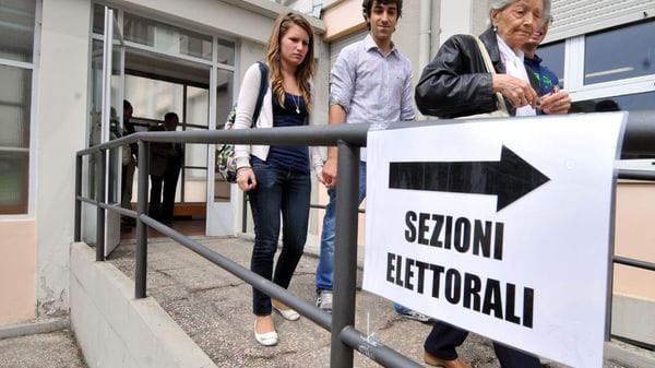 Si spengono le luci parola alle urne