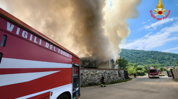 Incendio in un capannone a Brivio, vigili del fuoco in azione