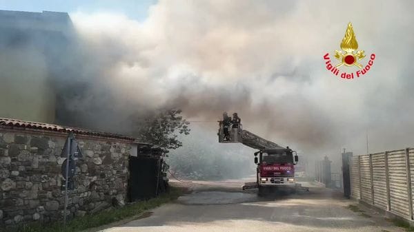 Incendio a Brivio, in fiamme deposito